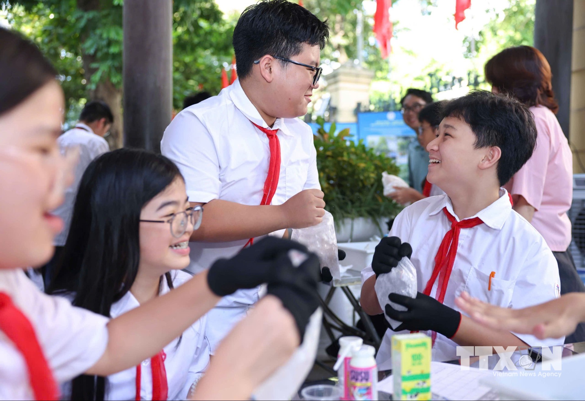 Từ những trải nghiệm thực tế, một que kem quen thuộc đã trở thành điểm khởi đầu cho hành trình khám phá khoa học, văn hóa và tình yêu Hà Nội. (Ảnh: Thanh Tùng/TTXVN)